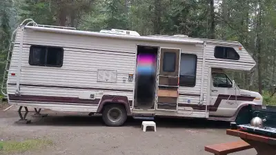 Royal Classic Ford Motorhome 30 amp. It's a 27 Foot Motorhome that's runs good on Propane fuel. The...
