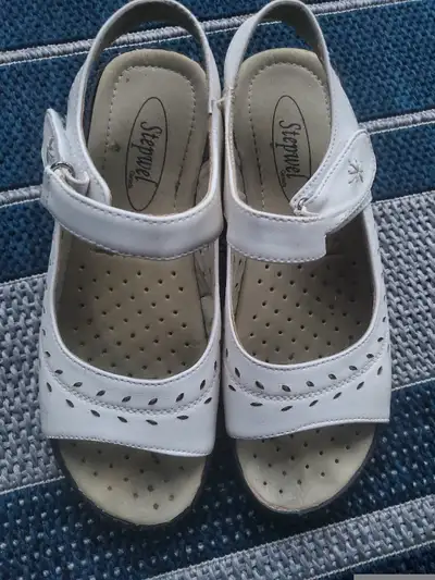 Sandals size 6/ Sandales grandeur 6, View more