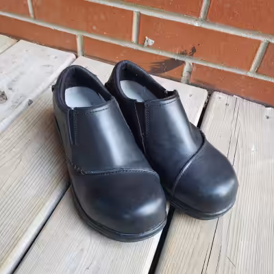 Excellent condition!! These Oxford-style safety shoes have breathable linings and anti-microbial tre...