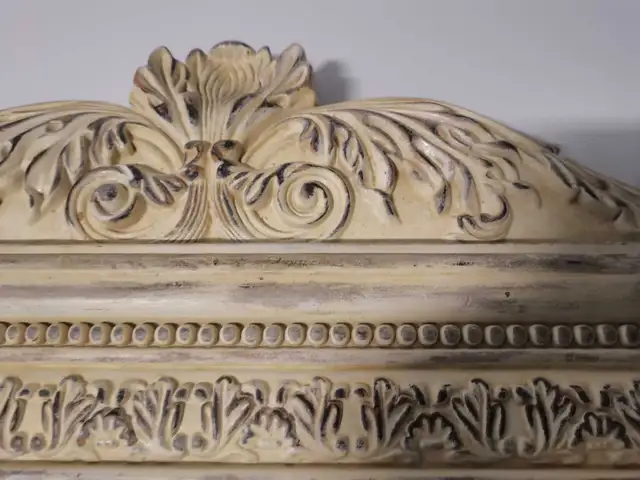 Ornate Rustic Cream Mirror in Home Décor & Accents in Lethbridge - Image 3