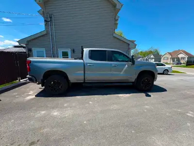 En très bonne condition !!! Ajoit d'un lift kit 4 pouces Ajout de nouveau mags 20" 819-744-1801 Ajou...