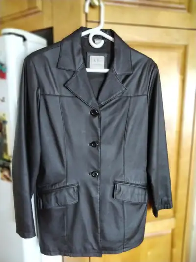 Manteau pour dame en cuir véritable., View more