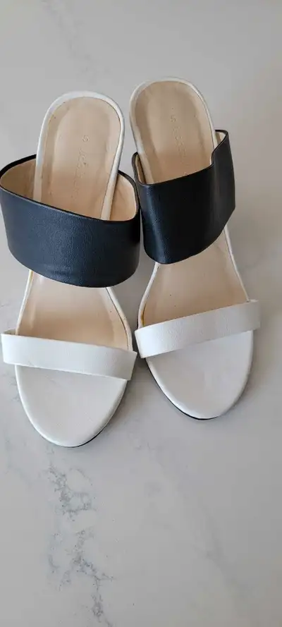 Black and white Womens shoe size 5 UK size 7 US