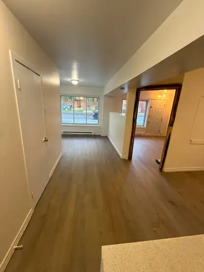 STUDIO À LOUER À MONTRÉAL DISPONIBLE 1ER JUIN OU 1ER JUILLET 2026 FRAICHEMENT PAINT SITUÉ AU REZ-DE...