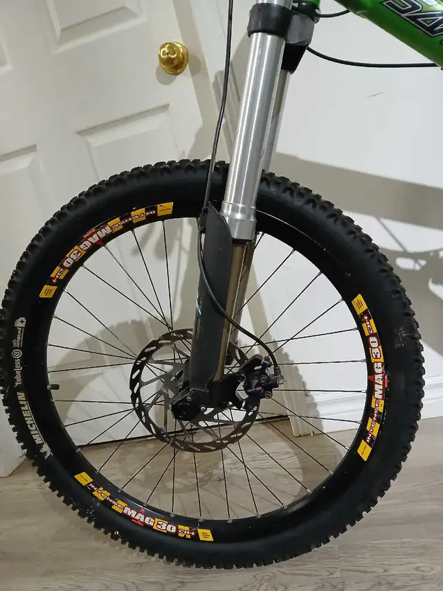 Santa Cruz V10 in Mountain in London - Image 4