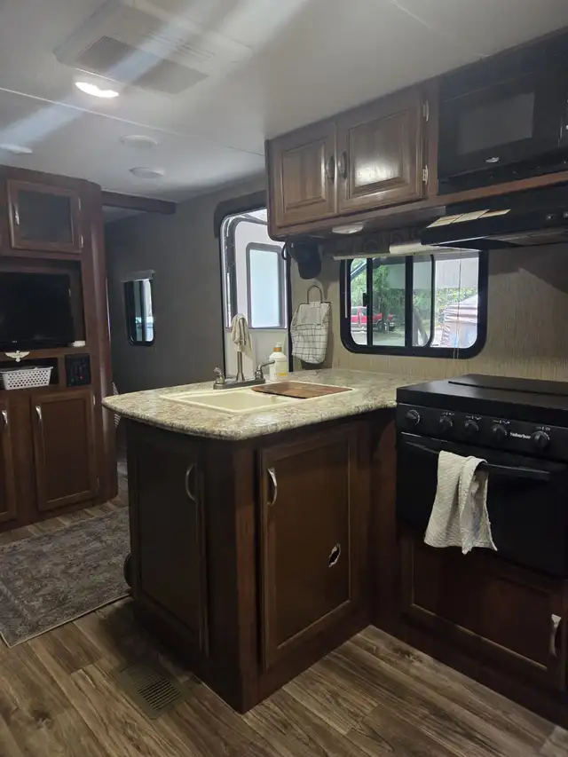 2017 Keystone Passport 2810BH Ultra Lite Bunkhouse – Sleeps 10 in Travel Trailers & Campers in Penticton - Image 10
