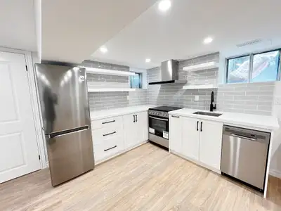 Updated 2 Bedroom near Bloor and Ossington