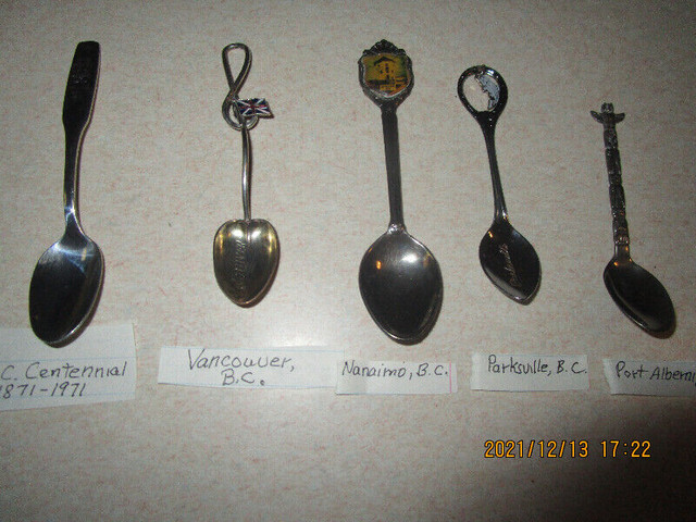 VINTAGE SOUVENIR COLLECTOR SPOONS in Arts & Collectibles in Port Alberni