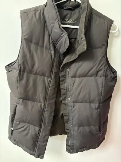 This Wind River outdoor vest is the perfect addition to your wardrobe for those cooler days. It is i...