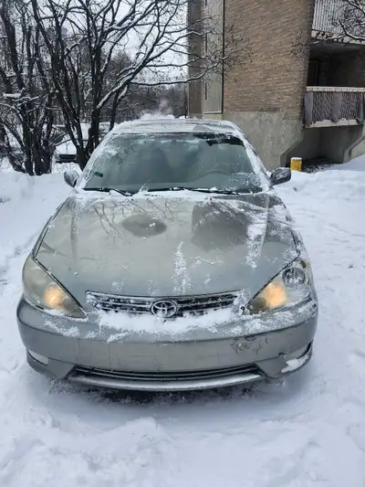 Toyota Camry 2005 XLE – V6 3.0L – Très fiable et confortable Superbe Camry XLE 2005 équipée du moteu...