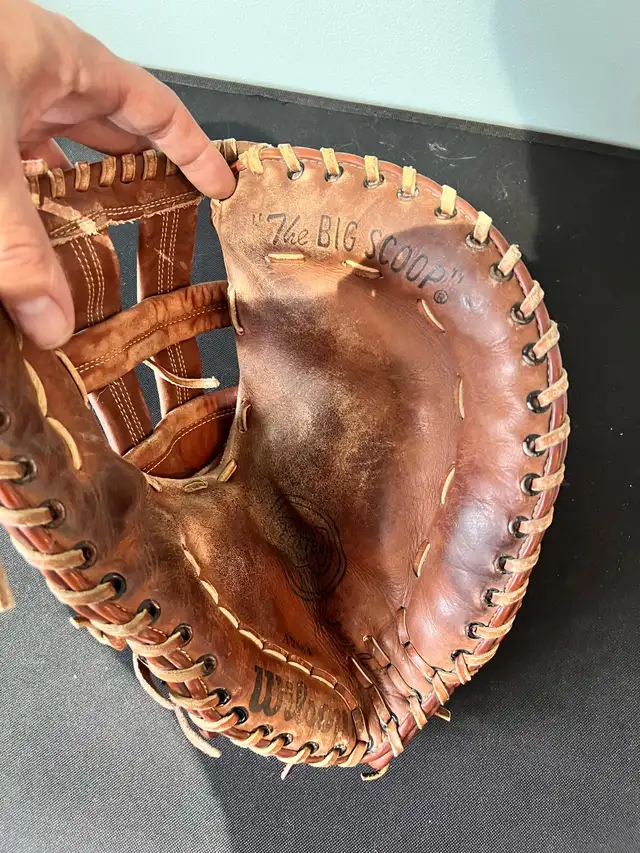 THE BIG SCOOP Vintage WILSON  1st Base Baseball Glove COW HIDE in Arts & Collectibles in Ottawa - Image 3