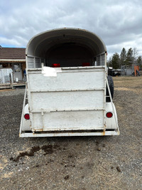 Straight haul horse trailer