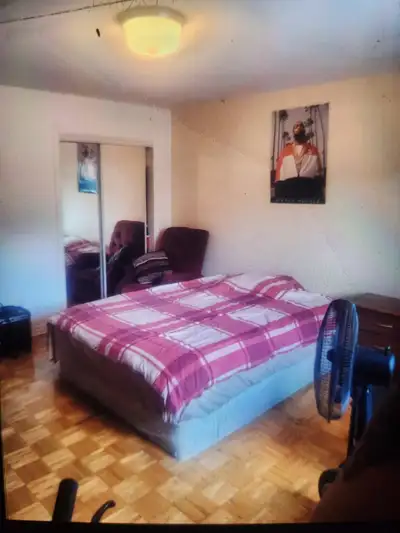 1 Bed 1 Bath - Apartment Tres grande chambre à louer meublé à montreal lit beauty queen rest tres ha...