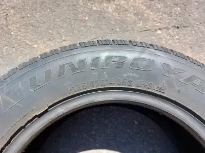 VOUS LISEZ, C'EST DISPONIBLE. UN (1) PNEU UNIROYAL TIGER PAW P185/65R14 85S HIVER. BONNE CONDITION....
