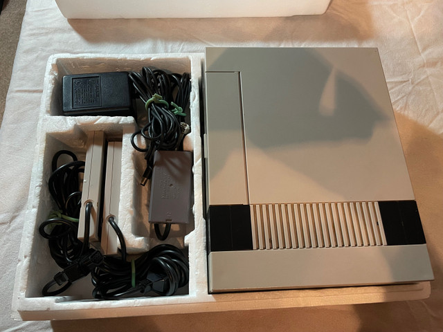 Original Nintendo NES w box and accessories  in Older Generation in Markham / York Region - Image 3