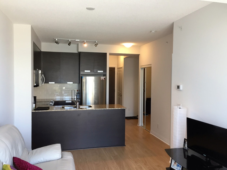 Large 1BR+Den @ Crystal Towers, Close to Sq1 4