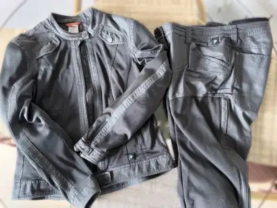 Ensemble BMW VENTING utilisé 6 ou 7 fois. Manteau grandeur 40, pantalon 42. Cet ensemble est idéal p...