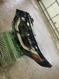 LAND ROVER DISCOVERY HEADLIGHT (for parts)