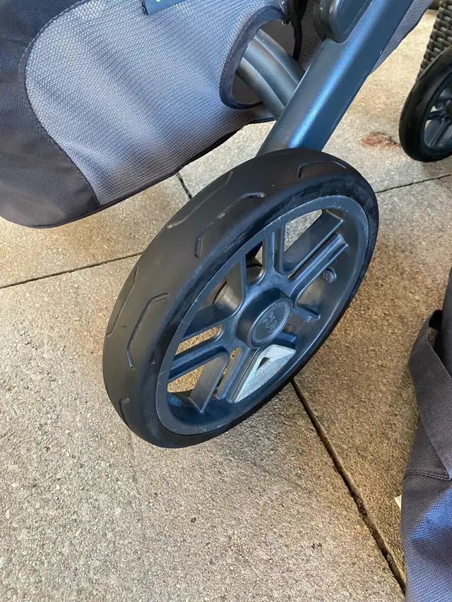 Uppababy Vista V2 stroller and bassinet ( car seat extra cash )  in Strollers, Carriers & Car Seats in Markham / York Region - Image 5