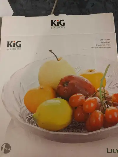 Never used. Round glass plate that can hold food, fruit or just to be used for display.