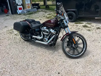 2018 Harley Davidson Break out 114 mint condition only 7670 km original. Vance&hines pipes stored in...