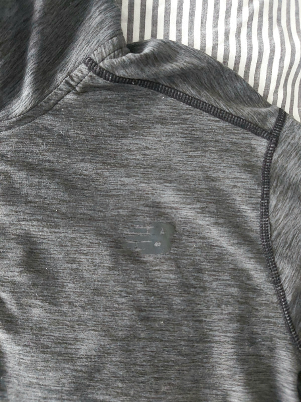 New Balance Men's Grey Activewear Half-Zip Top Size Small in Men's in City of Toronto - Image 2