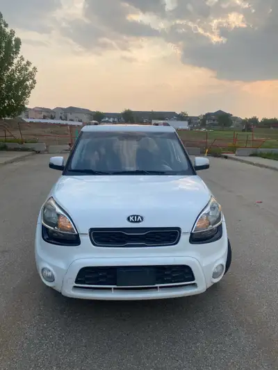 2013 Kia soul 4u *HAS ENGINE NOISE* Everything minus the engine noise and windshield work perfectly....