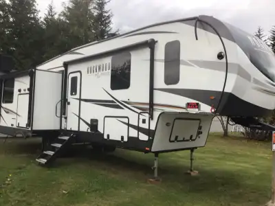 2022 Rockwood Signature 37 ft. Fifth Wheel. One owner. Pet and smoke free. Complete winter package....