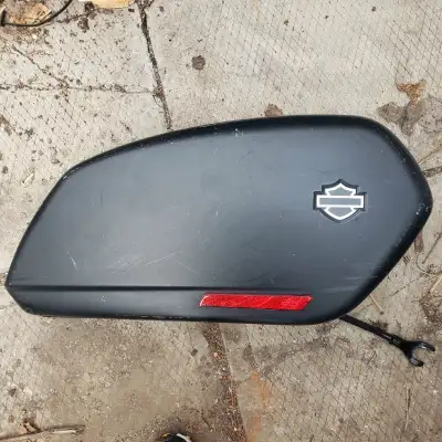Right side. Oem. Harley davidson 2018 to 2024. In very good condition, but it does have A few scuffs...