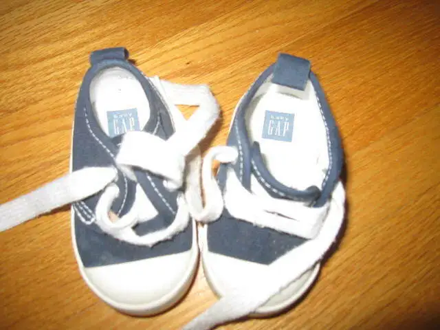 Baby Gap Runners in Clothing - 12-18 Months in Saskatoon - Image 2
