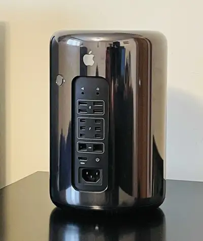 Mac Pro 6.1, 6-Core Xeon, 32GB, 512GB SSD, 2 x AMD FirePro D500, View more