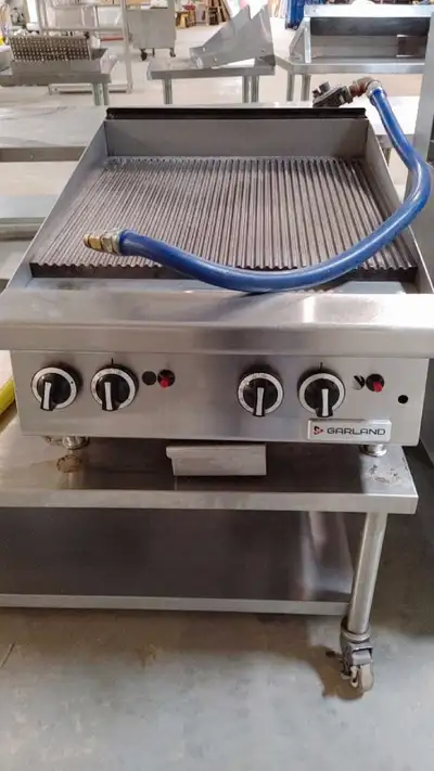 24" Nat Gas Charbroiler w Hose, Voir plus