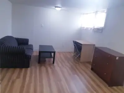 Private room for rent in basement $900, near Kennedy station.