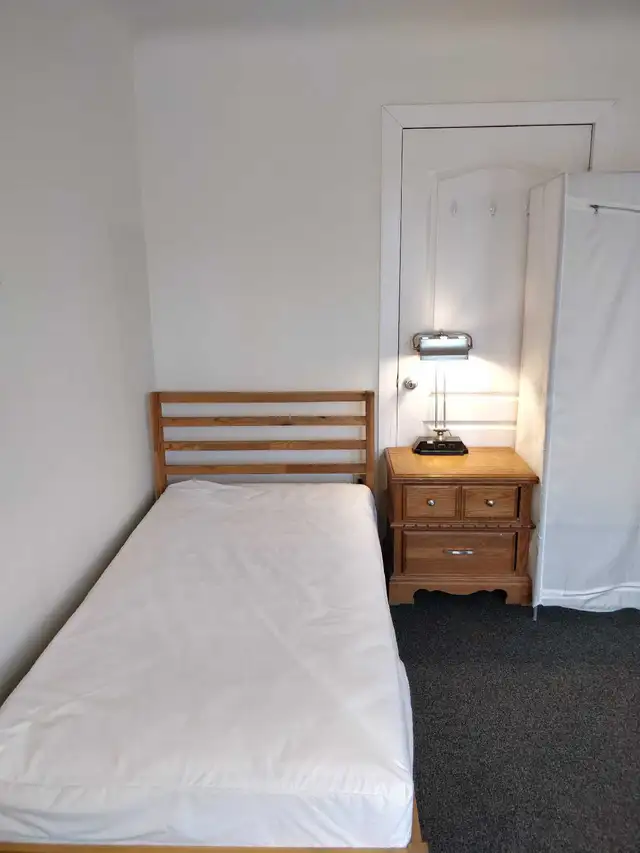Spacious Private Room Including Utilities, W/D in bldg in Room Rentals & Roommates in Vancouver - Image 4