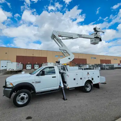 2017 RAM 5500 4X4 6.7L CUMMINS DIESEL POWERED 40FT VERSALIFT BUCKET TRUCK WITH INSULATED BOOM AND JI...