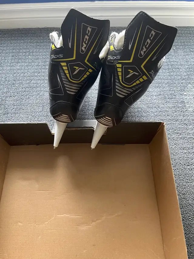 Mens CCM Tacks Ice Skates - skate size 9/shoe size 10.5 $75 OBO in Hockey in City of Toronto - Image 5