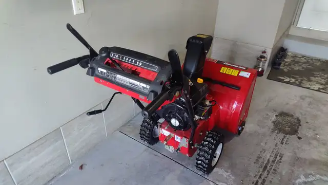 Lightly used 24" Snow blower in Snowblowers in Windsor Region - Image 4
