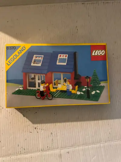 Selling a LEGO Legoland 6370 Weekend Home set, a charming vintage build from the late 1980s! This se...