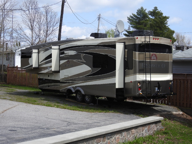 2012 REDWOOD 5th wheel, model 36RE, 38 feet in Travel Trailers & Campers in North Bay