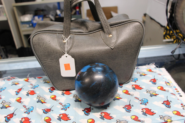 Vintage Bowling Balls & Bag - Marble Blue & Black in Other in City of Halifax - Image 4