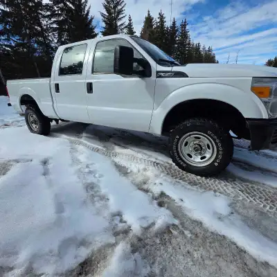 2015 Ford F-350 Super duty Crew Cab 4x4. PExcellent condition, very well maintained, low km's on it!...