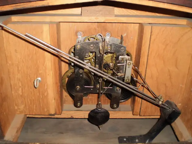 Table and Wall Clocks in Home Décor & Accents in City of Toronto - Image 8