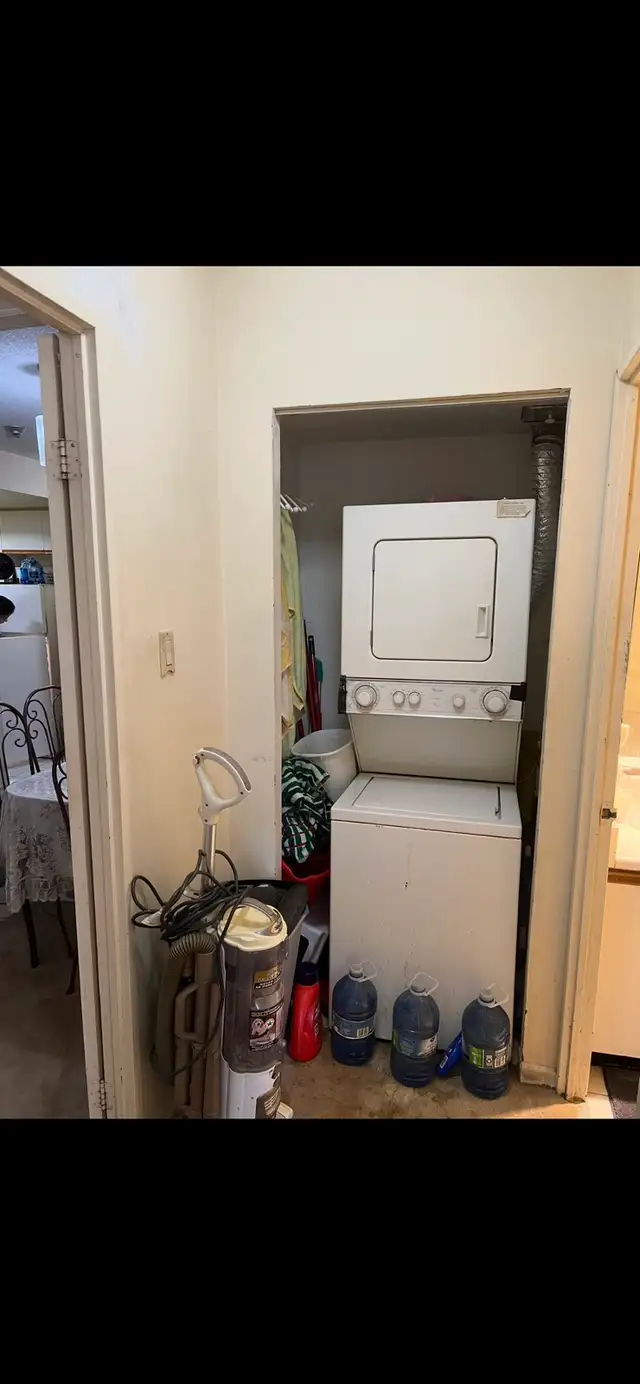 Room Rental Furnished  $600 for females Near Square One in Room Rentals & Roommates in Mississauga / Peel Region - Image 3