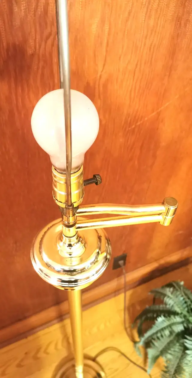 Floor Lamp Metal/Brass 61.5 inch height Vintage Solid in Indoor Lighting & Fans in Markham / York Region - Image 8