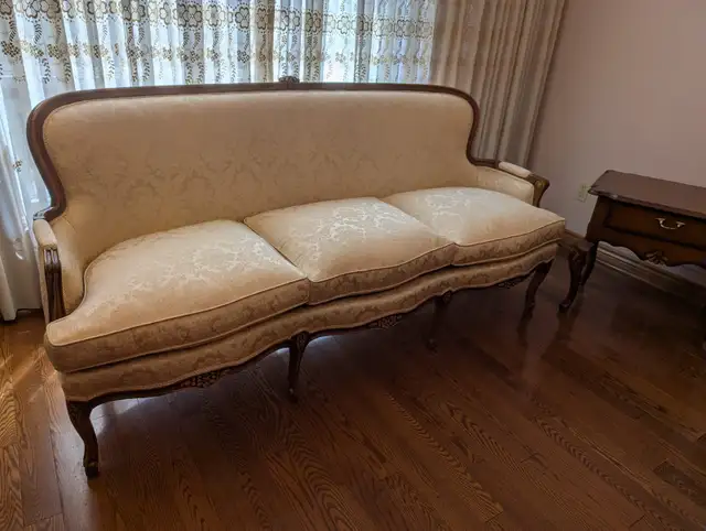 Salon set in Couches & Futons in Markham / York Region - Image 4