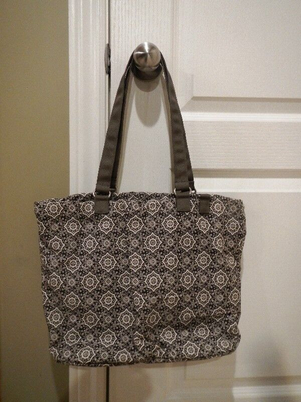 Graco 2-in-1 Diaper Tote Bag in Bathing & Changing in Sudbury - Image 2