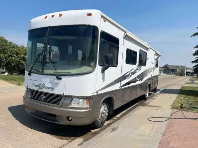 2006 Georgetown motorhome * 34 foot * 3 slides * queen size bed in master bedroom * queen size hide...