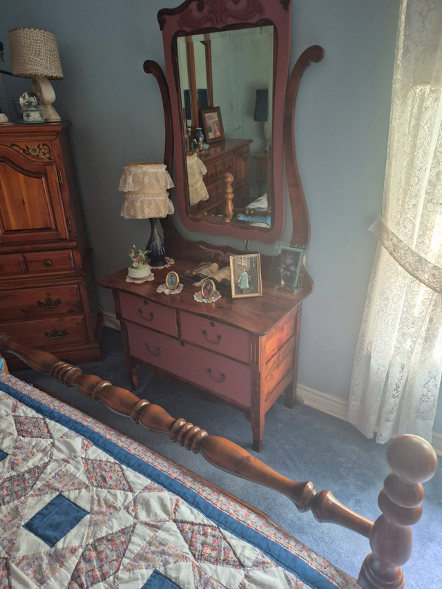 Vintage dresser in Dressers & Wardrobes in Mississauga / Peel Region - Image 3
