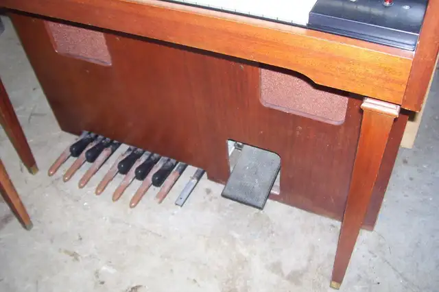1950S LOWREY DOUBLE KEYBOARD ELECTRIC  ORGAN TUBE TYPE in Pianos & Keyboards in Grand Bend - Image 7