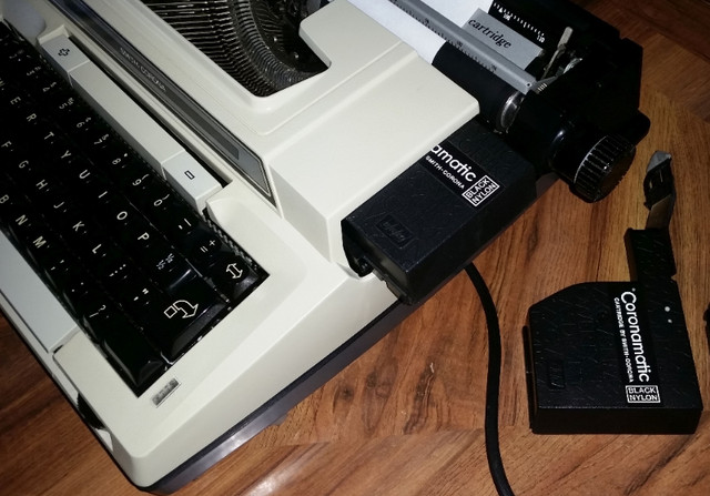 Smith Corona electric typewriter, with original case, cartridges in General Electronics in Owen Sound - Image 3